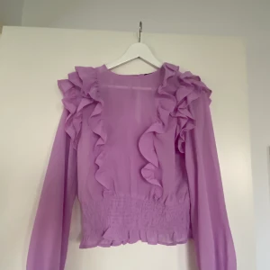 Söt partytopp - Söt partytopp i ljuslila. Lite genomskinlig så svin snygg med en najs brallette under!💜