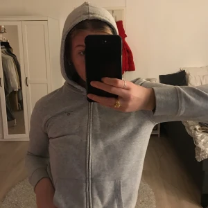 Luvtröja  - Gant luvtröja utan snören, använd ett fåtal gånger!!