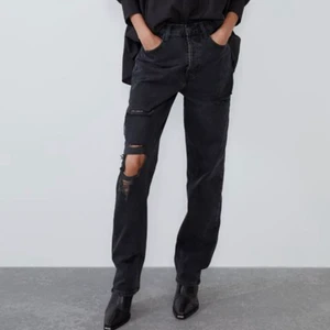 Slitna ZARA jeans - Supersnygga svarta slitna ZARA jeans som ej går att köpa längre. Supercoola och aldrig använda. Passar strlk 36-38 beroende på önskad fit. 