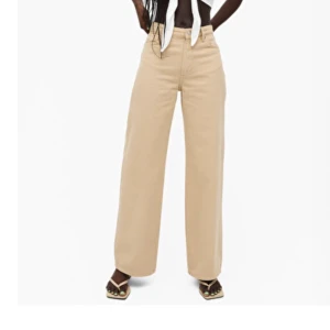 Beiga yoko jeans - Säljer mina fina yoko jeans för att de har blivit försmå🥲 nypris 400kr. De går ner över foten på mig som är 170. Skriv för frågor eller fler bilder😊