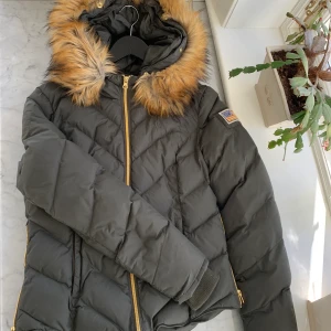 Svea dunjacka - En militärgrön dunjacka från Svea! Köpt för ca 2000kr för några år sedan, använt ca två vintrar! Inga skador eller fläckar. Köparen står för frakt🤎skriv om du är intresserad eller för mer info!🤎🤎