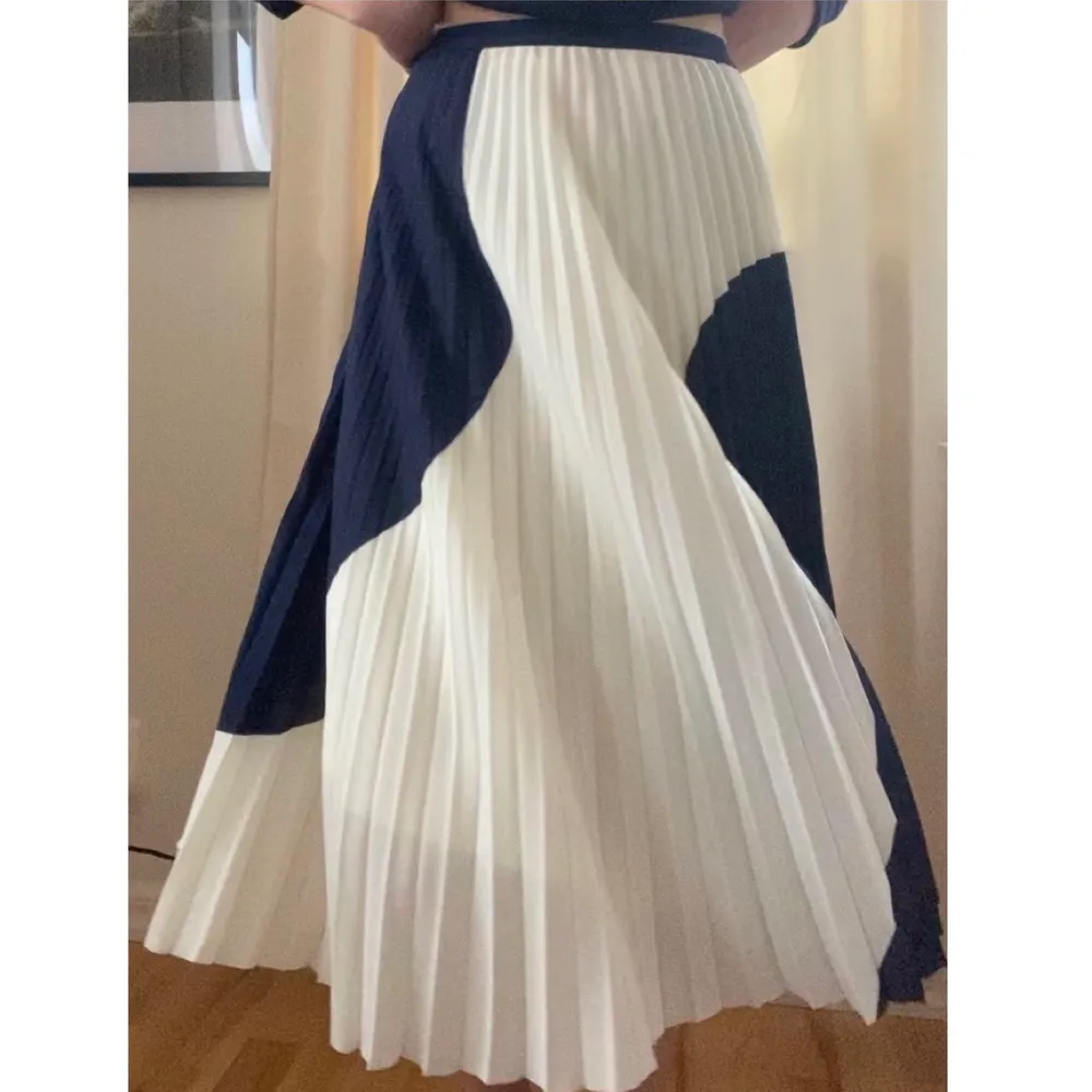 Säljer denna jättefina plisserade kjolen i storlek 36. Kjolen är marinblå och krämvit. Kojen är i mycket gott skick, inga defekter!. Kjolar.