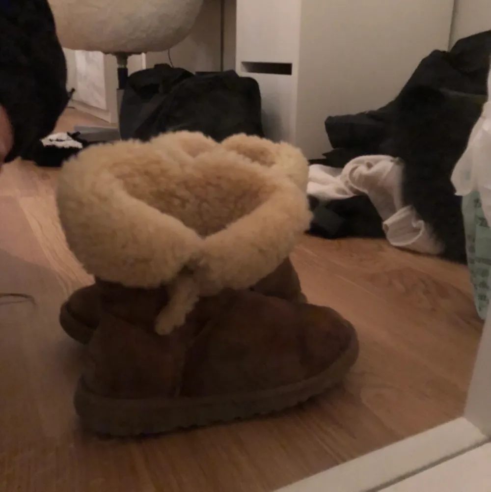 Jag säljer dessa fina uggs i använt skick, har en knappt på yttersidan och ull ring om som ni ser på bild. Storlek 37, passar även 36. Både möts och fraktas vid behov! . Skor.