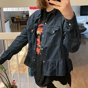 Mörkblå denim skjorta/blus/jacka - Superfin mörkblå skjorta i tunn denim i storlek 38 dam. Köpt på Vila och är i väldigt fint skick, använd bara några fåtal gånger! Det är en ganska kort, liten och gullig modell med en liten utsväng längst ner.☺️ Perfekt på sommaren!!😍 Kontakta för mer bilder, frågor eller om du vill köpa :) Köparen står för frakt!