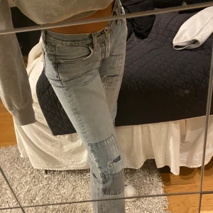 Lågmidjade Replay Jeans - Replay ljusa lågmidjade jeans!  Storlek = 28/32.              (Finns ett hål mellan benen, därav det låga priset)