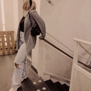 Vida jeans - Säljer mina assnygga vida jeans från monki! ⚡️ de är i väldigt bra skick men har töjt sig med tvättar, de är strl W27 men mer 28/29 nu! Vill bli av med de då de inte används, tar alla bud över 100kr🥰 jag är 165cm och de är väldigt långa!🤍🤍