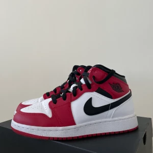 Air Jordan 1 Mid stl 38 - Tänkte kolla intresset för mina Air Jordan 1 mid då de tyvärr inte kommer till användning. De är endast använda ett fåtal gånger och i riktigt fint skick. Stl us 5.5, eu 38. Originallåda följer med! Buda via privat meddelande! Utgångspris 1600kr🤎☁️🤍