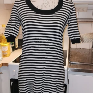 Randig klänning i svartvitt från Mexx i storlek medium - Snygg klänning i svartvitt från Mexx i storlek medium. Perfekt för att framhäva kurvorna. Det går bra att både hämta upp den på Södermalm i Stockholm eller skickas med spårbar frakt för bådas skull på 57kr, 100kr eller kom med bud 🖤