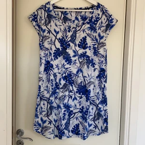 Mönstrat nattlinne från Lindex (Holly & whyte) - Obs! Plagget är något ljusare än på bild. Vårigt, lätt v-ringat och mjukt nattlinne från Lindex🍃✨ Material: 95% bomull, 5% elastan därav den mjuka kvaliten! Hör av dig vid minsta fråga eller fundering över exakta mått kanske😃Köparen står för frakten!