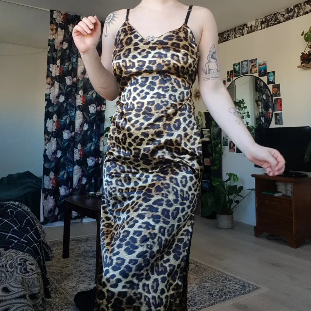Leopard klänning med slittar på båda sidorna där nere. Jag är ungefär 173cm och den kommer till anklarna på mig. Justerbara band och stretchig i midjan så lätt att få på sig! Du får det billigare om du köper fler plagg!. Klänningar.