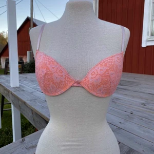 Rosa/korallfärgad bh från gina. Storlek 75B - Fin spets-bh från gina tricot🍒
