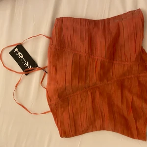 Linne - Säljer detta orange/korall linne. Färgen är starkare i verkligheten. Det står att det är storlek 38 men den passar på mig med storlek 36/S. Så lite mindre i storleken. 