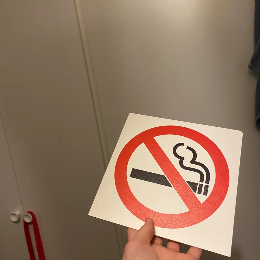 En fyrkantig rökning förbjuden skylt . Övrigt.
