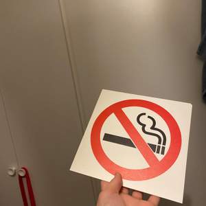 En fyrkantig rökning förbjuden skylt 