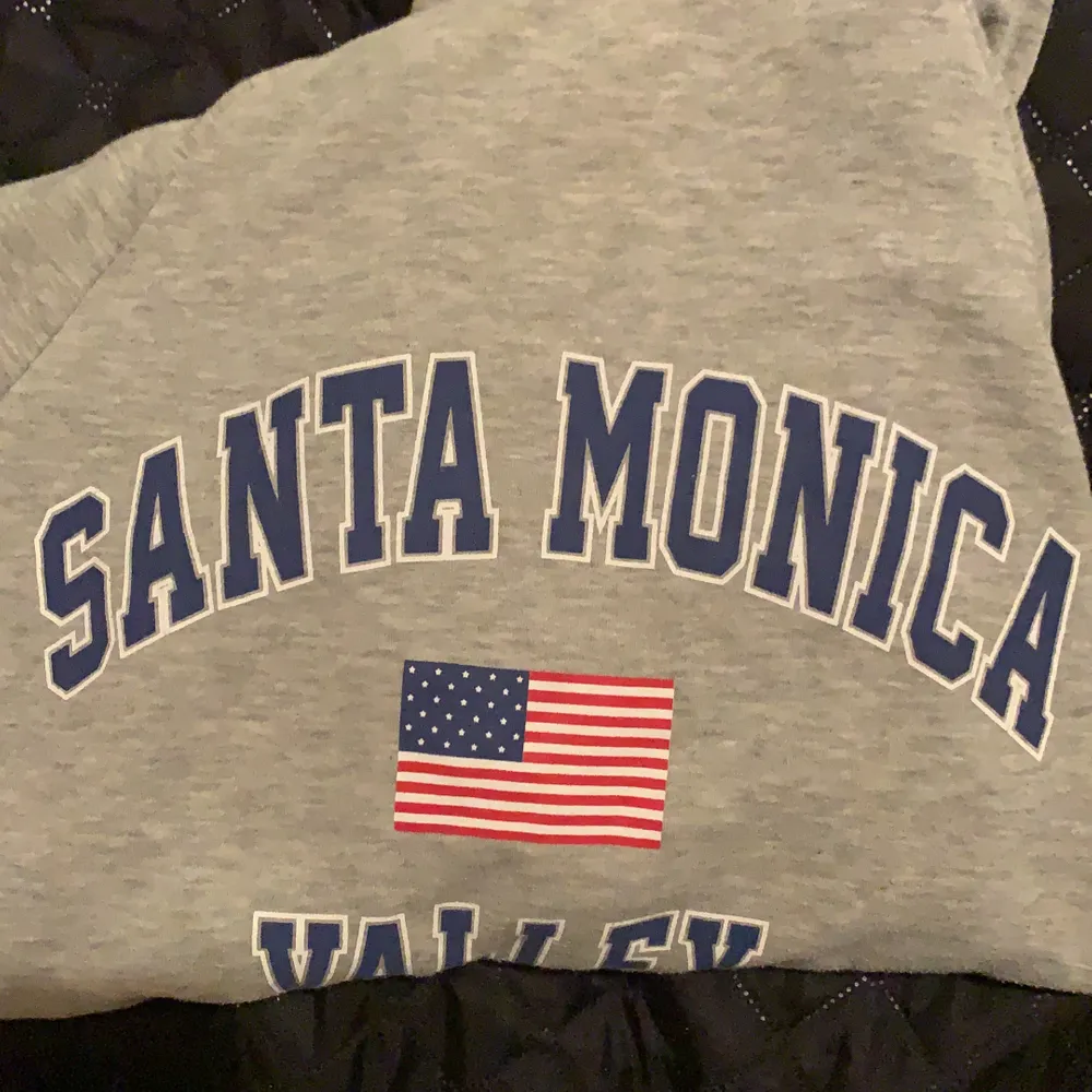 En väldigt cool hoodie från Gina med tryck på ”Santa Monica”! Köpte den för ca 200kr men säljer den för 100. Tröjor & Koftor.