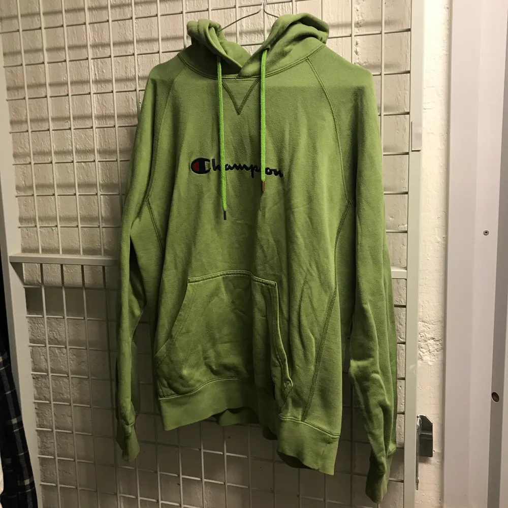 Grön hoodie från Champion. Strl L. Snyggt oversize på mindre storlekar. Buda i kommentarerna . Tröjor & Koftor.