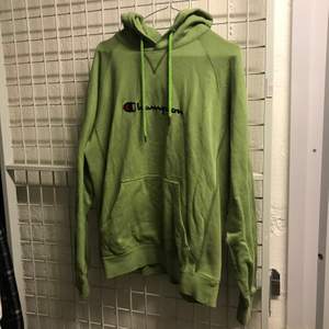 Grön hoodie från Champion. Strl L. Snyggt oversize på mindre storlekar. Buda i kommentarerna 