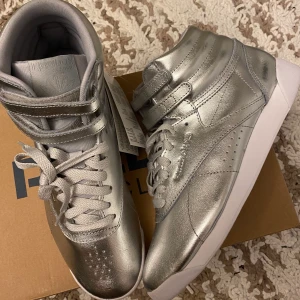 Reebok sneakers oanvända  - Helt oanvända coola sneakers från Reebok i storlek 40