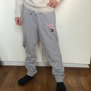 Tommyhilfiger byxor - Jättecoola mjukisbyxor från Tommy Hilfiger. Använda några få gånger men det är inget slitage eller smuts på byxorna. Passar för både tjejer och killar. Säljer pga för små för mig som är 167. Budgivning nere i kommentarerna. Startbud 150!