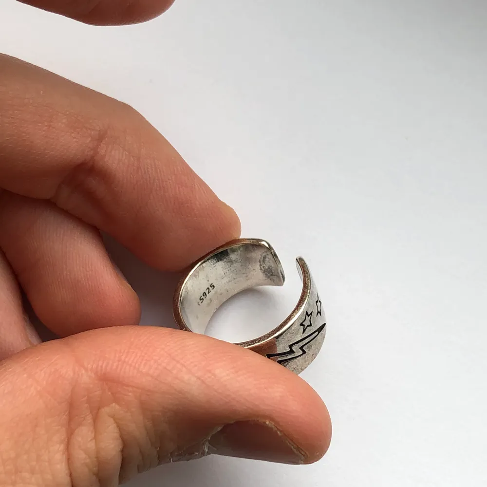 Superfin endast testad slutsåld smiley ring från Zend Details. Den är gjort i sterling silver 925 och har en guld pletering på smileyn. Först i kvarn eller bud. Köpare står för frakt på 11kr! . Accessoarer.