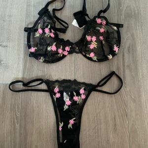Snyggt set  - Ett sjukt fint set med matchande trosor och bh. Båda delarna är justerbara band, aldrig använd eller provad då jag såg att den var för liten för mig. Står storlek L men skulle säga att den passar en mindre storlek. Sjukt snygg.