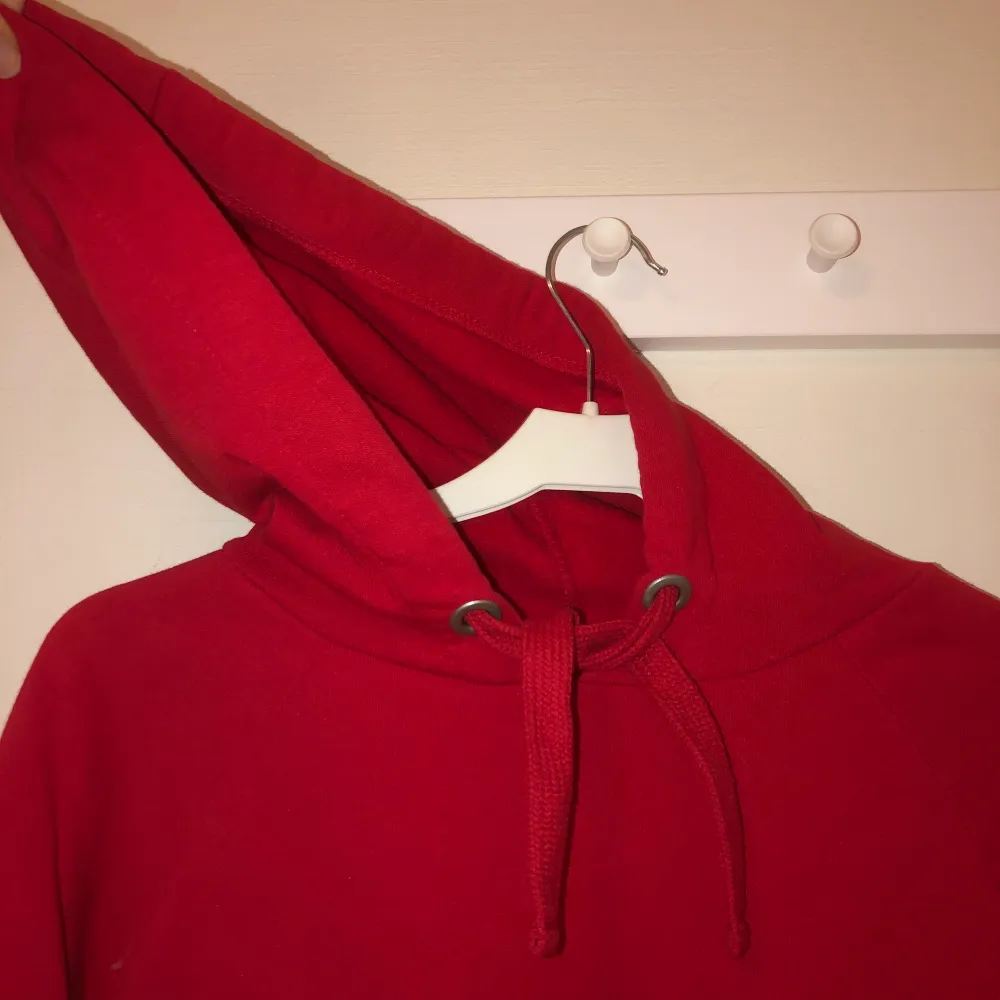 Klarröd hoodie från BikBok strl S. Fint skick och mycket mysig! Säljer för 80kr, du står för frakten🥰. Hoodies.