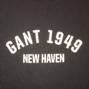 Mörkblå T-shirt från Gant, använd fåtal gånger! Strl M, säljer för 30kr, du står för frakten🥰🥰