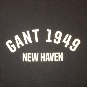 Gant T-shirt  - Mörkblå T-shirt från Gant, använd fåtal gånger! Strl M, säljer för 30kr, du står för frakten🥰🥰