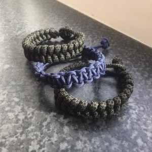 Självgjorda paracod armband - Självgjorda armband me priset på 55kr/ stycke. Ni kan Även beställa era önskande färg på armband, För Att kontakta Skicka chatt på megu.fashion.uf! 
