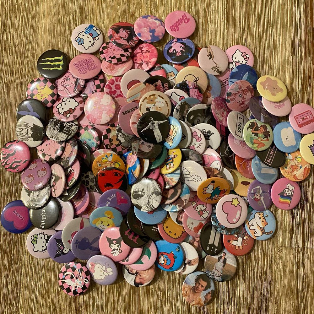 Nu kör vi igång med nya roliga mystery bags! 👀 Istället för att köpa pins för 10:-/st kan du nu köpa en mystery bag med 5st pins för 30:-. ✨ De pins som kommer finnas är de på bild 2. Man får gärna skriva en färg eller aesthetic så ska vi försöka göra mystery bagsen personliga 🌸 Vill man köpa pins direkt är det 10:-/st eller 20:-/st för custom made. ✨ Skriv gärna till oss vid frågor 😊. Accessoarer.