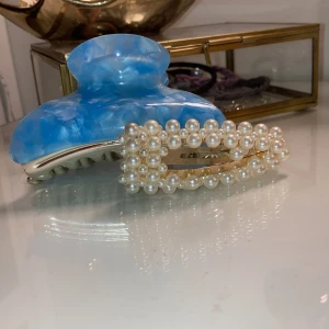 hår smycken💙🤍 - båda är köpta från Gina! båda endast testade, hårspännet 60kr. Blå hårklämman 100kr 💙💙💙💙