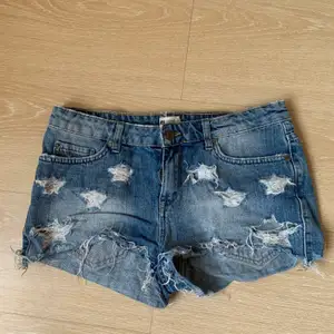 Ljusa och korta jeansshorts. I gott skick.