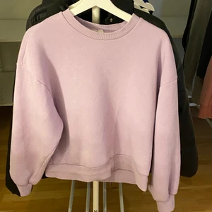 Superfin tröja - Superfin trendig collagetröja från Gina. Super i skicket, stl S