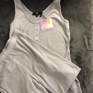 Helt ny pyjamas set - - Ny - Oanvänd - Prislapp kvar  Missguided  Söt pyjamas set i grå Lite ”seethrough” Obs, byxor ej shorts EU 38 men passar XS-S Kan skickas mot frakt, fraktpriset står i nästa steg 📦  Alla betalningar sker tryggt via Swish. 🤝  Inga returer, plagget säljs i befintlig skick enligt bild och beskrivning. Ansvarar ej för postens strul. ❌ 