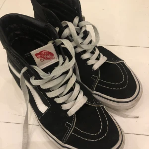 Vans old skool  - Super snygga Vans old skool svart/vit. Knappt använda - väldigt fint skick ✨ Stl. 38. Köparen står för frakten. 
