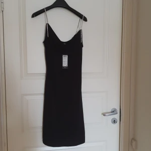 Snygg svart klänning - Säljer en helt oanvänd svart klänning. Sitter rätt tight och är i storlek XS. 