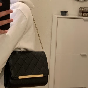 No size  - Väska med guld detaljer och med skin matreall  romb  form på framsidan. Kan diskutera pris.