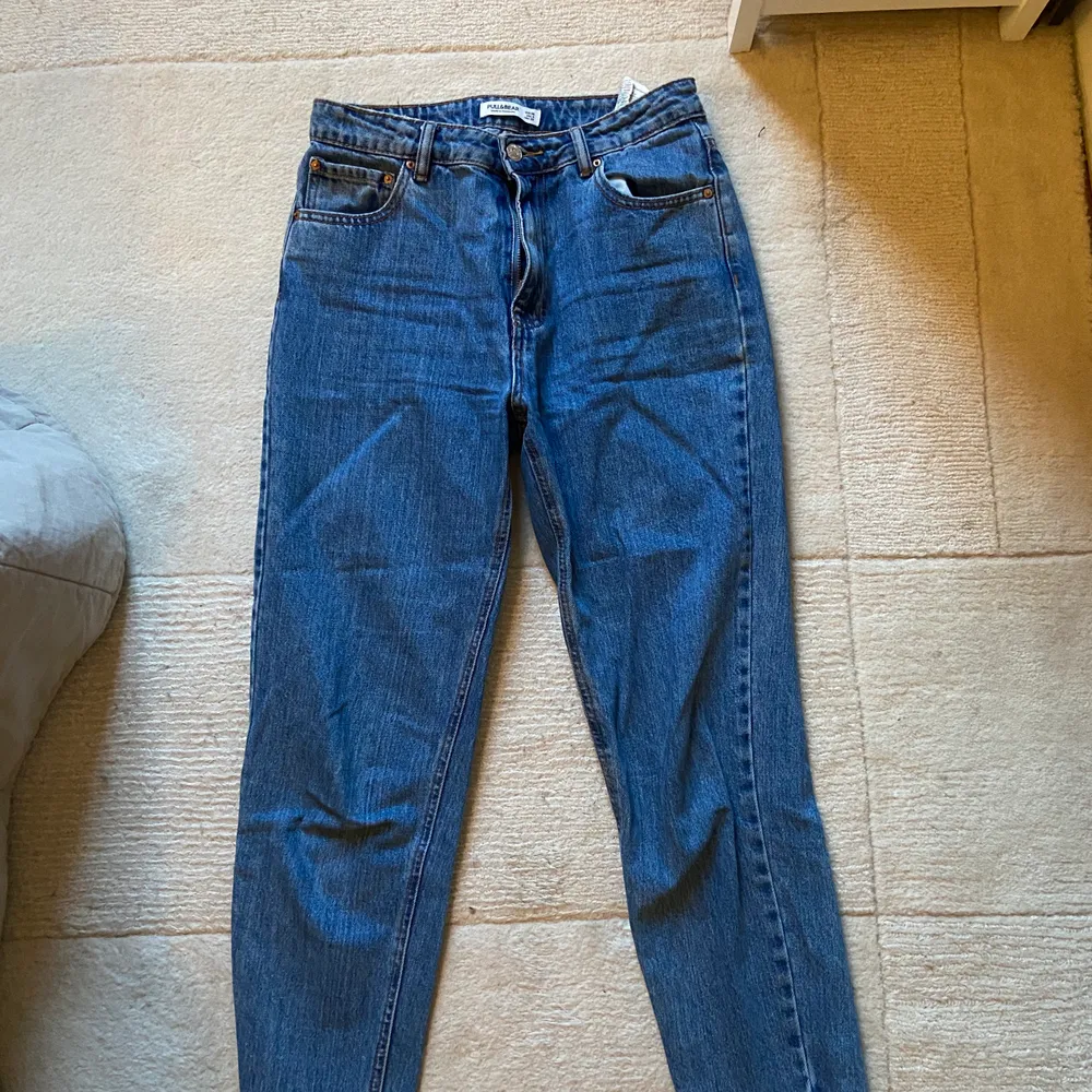 Snygga jeans från Pull and Bear! Spårbar frakt tillkommer - 66kr😊. Jeans & Byxor.