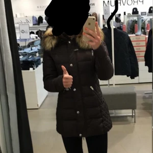 Rockandblue jacka - Säljer min bruna, mellanlånga RockandBlue-jacka! Varsamt använd, storlek 34. Fake päls i väldigt fint skick (avtagbar). Priset är inkl frakt, skriv för fler bilder🤗