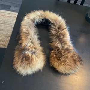 Hollies päls krage  - Säljer en Hollies päls krage finns knappar på så man kan sätta på den på tex en jacka. Går även att använda på andra jackor men då föreslår jag en klämma alternativ säkerhets nål. Den är oanvänd och äkta. 