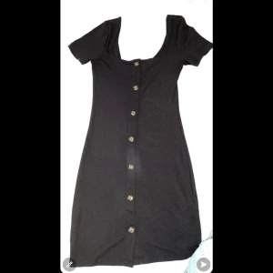 Sommar klänning  - Jag säljer denna härliga sommar kläning som jag endast använt 3 gånger, den är i nyskick och i storlek S. Den passar även M. Jag köpte den för 149kr på H&M, därför säljer jag den för 80kr. Jag kan mötas upp i Trelleborg annars står köparen för frakten!