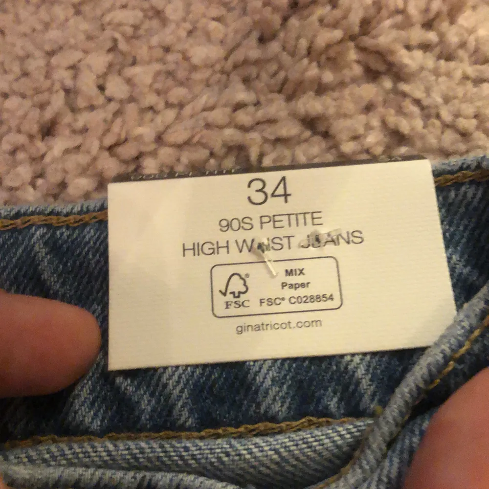 Ett par förstora jeans från Gina och är helt oanvända. . Jeans & Byxor.