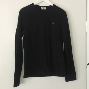 Acne longsleeve - Långärmad tröja från acne, herrmodell storlek M, slim fit. Fint skick och passar nog alla storlekar till tjej , beroende på om den ska va oversized eller ej :) till herr S-M.