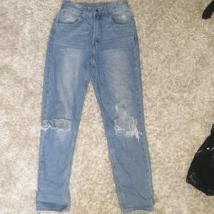 Skit snygga slitna jeans som tyvärr blivit för små för mig💗