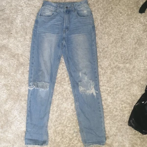 Slitna jeans - Skit snygga slitna jeans som tyvärr blivit för små för mig💗