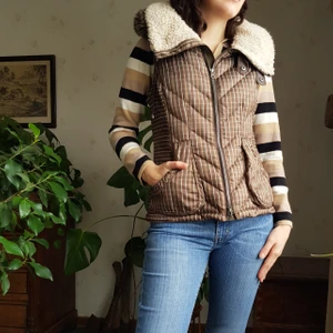 Rutig retro väst - Så varm och härlig väst med luva i fuskpäls. 🔥🔥Passar XS - M. I begagnat skick.