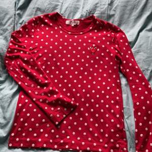 Röd prickig CDG tröja i L dam vilken är väldigt små i storlekarna, jag är 156cm och den sitter bra. Tröjan är i bra skick men jag säljer för jag kom på att jag inte passar i rött :) Nypris 1200kr jag säljer för 500!