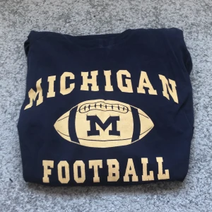 Sweatshirt - Fin marinblå sweatshirt med tryck✨🤍 Inga skador, förutom trycket som är lite nött. Välanvänd, därav det billiga priset😊 