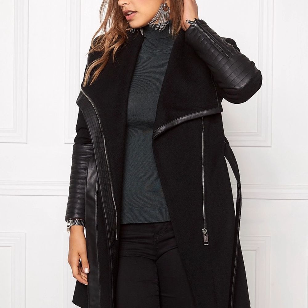 Den är ca ett år gammal. Perfekt höstjackan då den är fodrad och väldigt varm för att vara en bomulls kappa. Den heter: Funnel Coat Clean Wool Black, nypris ca 2500kr. Bilden är tagen från bubbelroom men kan skicka mer bilder vid intresse! . Jackor.