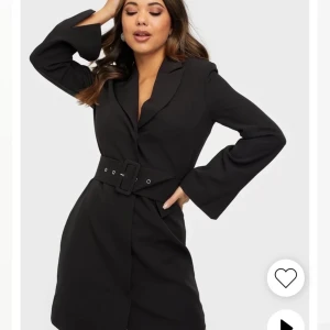 Oanvänd kostymklänning från Nelly - Helt oanvänd kostymklänning från Nelly, kostar 599kr nypris. Prislapp finns kvar. 